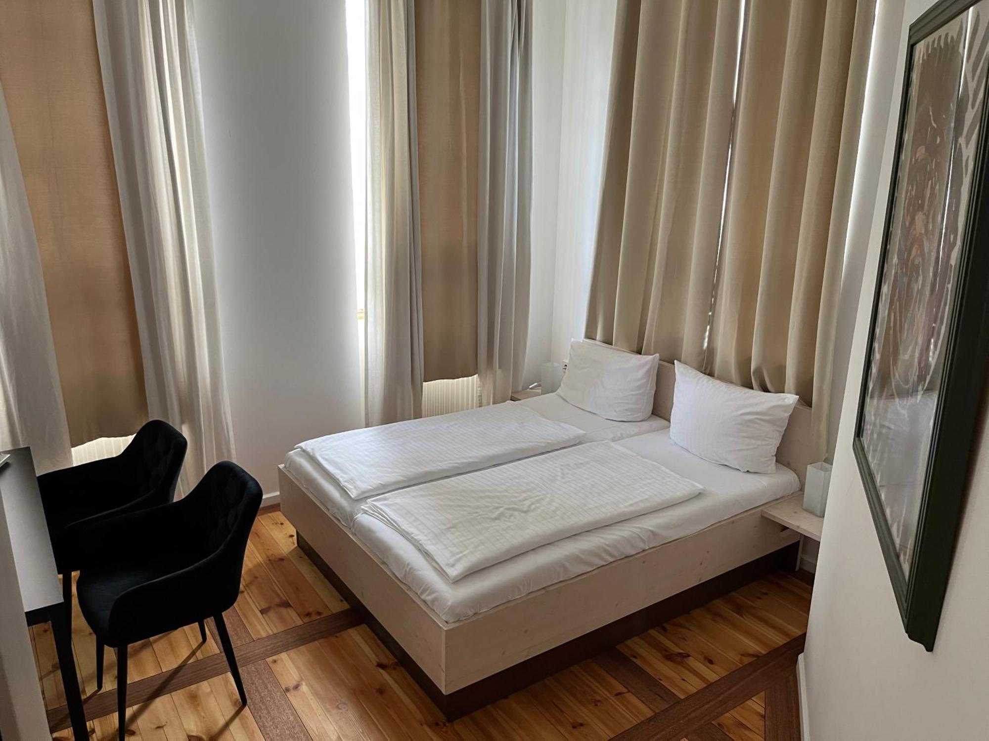 Hotel Hahn Gondelsheim Rum bild